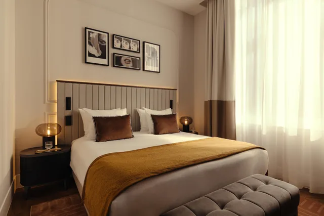 Family Room 1 King Bed 2 Sofabeds، The Manor Amsterdam 4/10