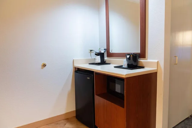 جناح تنفيذي بسرير كينج مع أريكة، La Quinta Inn & Suites by Wyndham Bannockburn-Deerfield 7/8