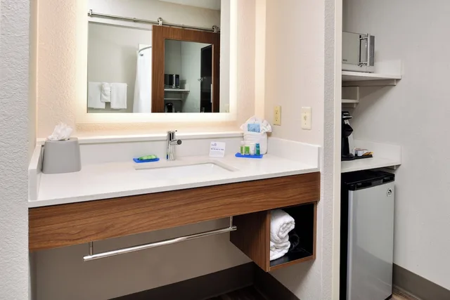 جناح بسرير كينج لذوي الإعاقة، Holiday Inn Express Suites North Kansas City Ex Quality Inn Suites 3/4