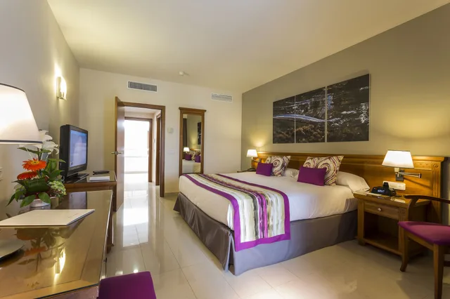 غرفة ديلوكس بسريرين منفصلين بإطلالة على البحر، GRAND PALLADIUM PALACE IBIZA RESORT 3/6