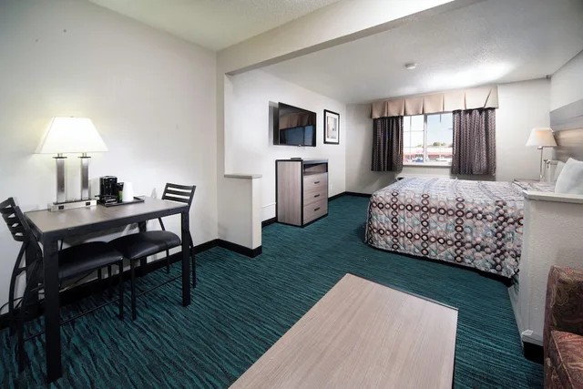 جناح بسرير كينج مع أريكة، Countryside Inn Suites Fremont 1/4