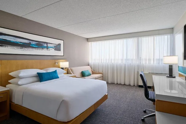 غرفة مفردة بسرير كوين مع أريكة لذوي الإعاقة، Delta Hotels Muskegon Convention Center 1/4