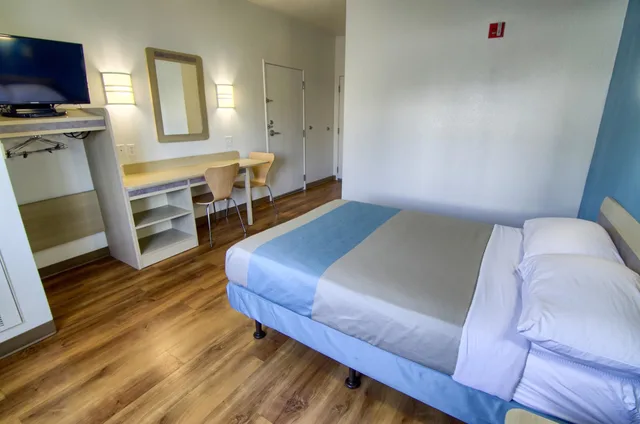 غرفة قياسية بسرير كوين، Motel6 Portsmouth, NH 1/10