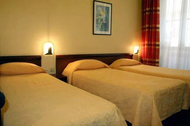 غرفة ثلاثية، Hotel Elysee 1/5