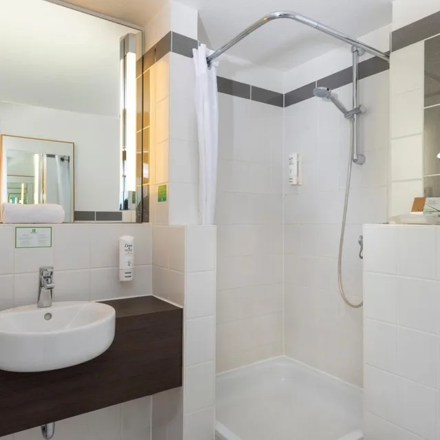 غرفة قياسية بسرير كينج وسرير كوين، Holiday Inn Frankfurt Airport Neu Isenburg 8/9