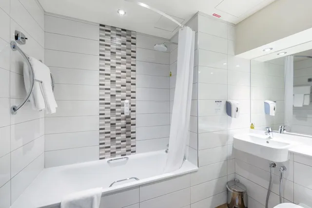 غرفة بسرير كينج للمدخنين، Premier Inn Doha Airport 10/10