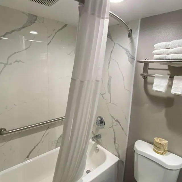 2 Queen Beds - Non-Smoking, Micfridge، Motel6 Bullhead City, AZ 2/7