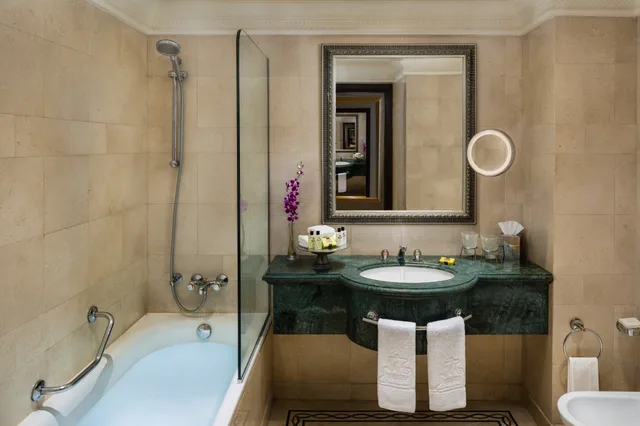 Classic, King Bed, Smoking, Intercontinental Phoenicia Beirut 2/2