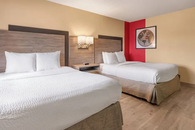 Room, Multiple Beds، Ramada By Wyndham Minneapolis Golden Valley 4/6