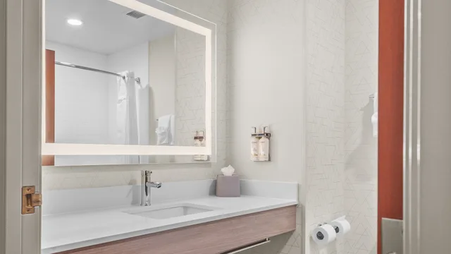 غرفة قياسية بسرير كينج مع أريكة، Holiday Inn Express Hotel And Suites Manchester Airport 4/7