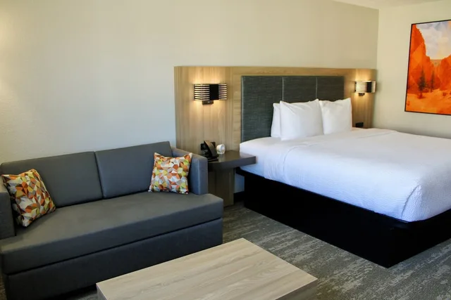 Room, King Bed, Pet Friendly, Accessible, The Cairn Hotel 2/5