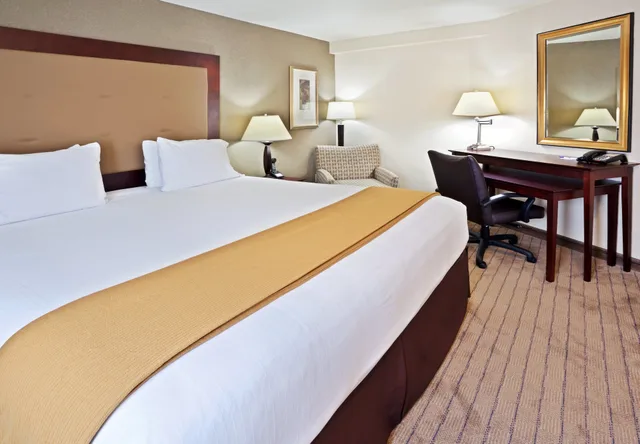 جناح بسرير كينج وسرير كوين بغرفتي نوم مع أريكة، Holiday Inn Express Portland South - Lake Oswego 1/8
