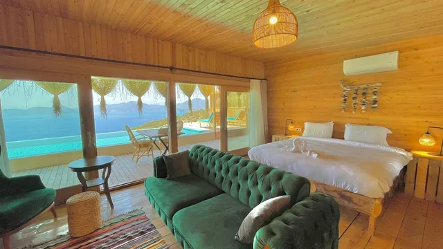 جناح بسريرين كوين بمسبح خاص بجاكوزي، Seaview Faralya Boutique Hotel 2/3