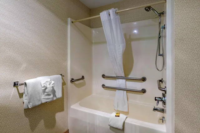 غرفة بسرير كينج بحوض استحمام لذوي الإعاقة، Best Western Plus Inn at Hunt Ridge 7/7