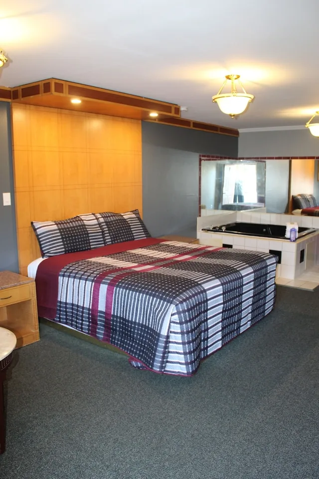 غرفة حصرية بسرير كينج بحوض جاكوزي للمدخنين، Liberty Inn Atlantic City 4/9