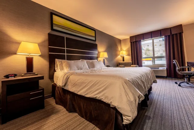 غرفة بسرير كينج، HOLIDAY INN EXPRESS GOLDEN KICKING HORSE 4/4