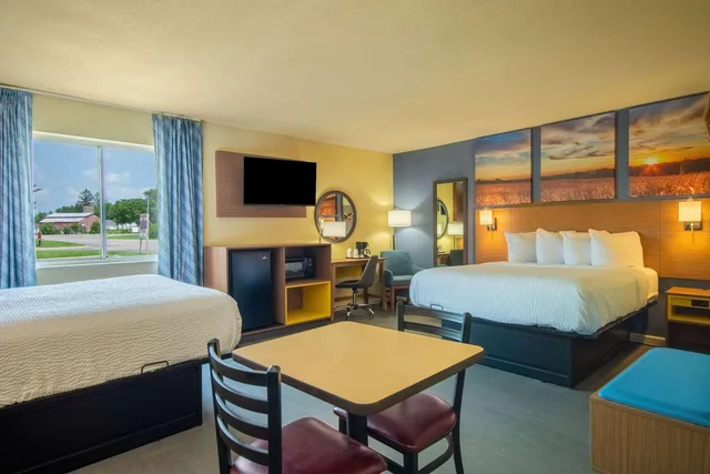 جناح بسرير كوين بمطبخ صغير، Days Inn by Wyndham Evansdale Waterloo 1/1
