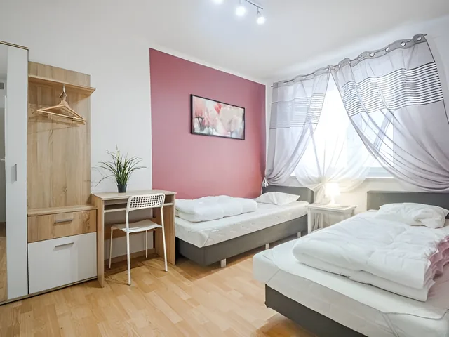 غرفة بسريرين منفصلين بحمام مشترك، Lorf Hostel&Coffee 1/3