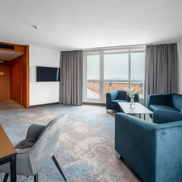 Classic, Suite, King Bed, Pool Access، OREA HOTEL PYRAMIDA 7/10