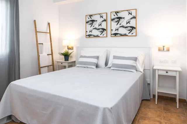 غرفة بسريرين منفصلين بإطلالة على البحر، RV Hotels Sea Club Menorca 1/5