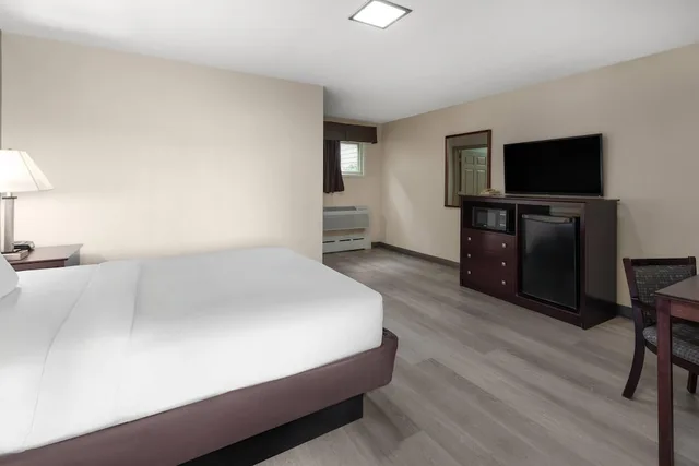 غرفة بسرير كوين بحوض استحمام، Baymont by Wyndham Iron Mountain 2/8