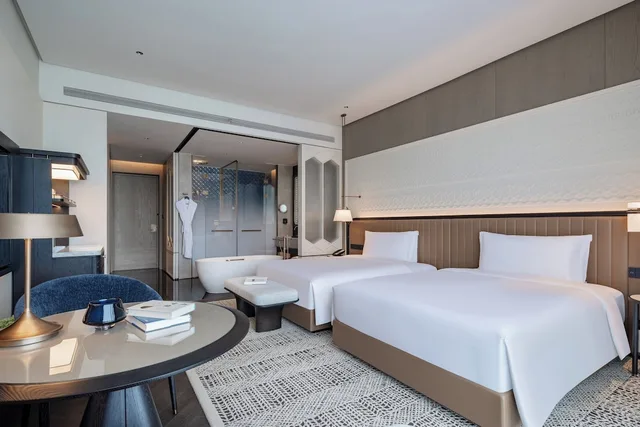 غرفة كلاسيكية بسريرين كوين بإطلالة على الجبل مع دخول الصالة لذوي الإعاقة، InterContinental Yining by IHG 3/6