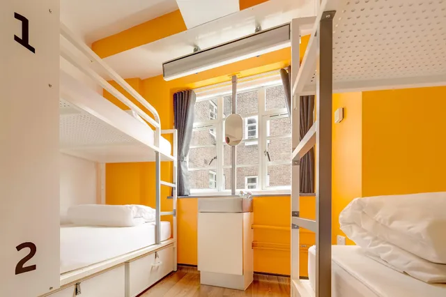 Private Quad, 2 Bunk Beds، Generator London 1/3
