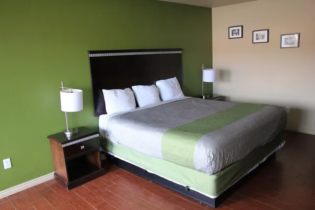 غرفة كومفورت بسرير كينج، Motel 6 Floresville Tx 2/3