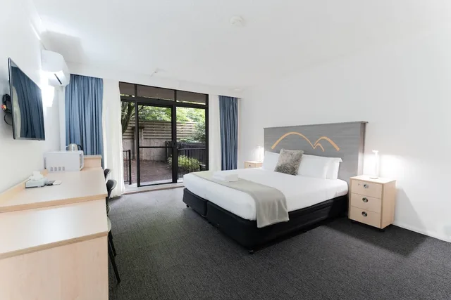 غرفة قياسية بسرير كينج بإطلالة على الفناء، Comfort Resort Leura Gardens 1/3