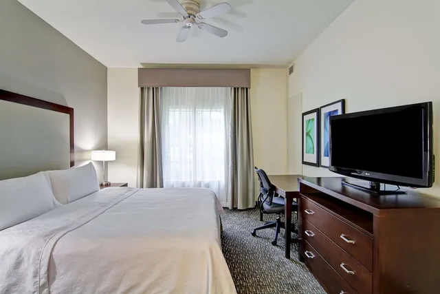 جناح بسرير كينج بحوض استحمام، Homewood Suites By Hilton Newark Cranford 1/8