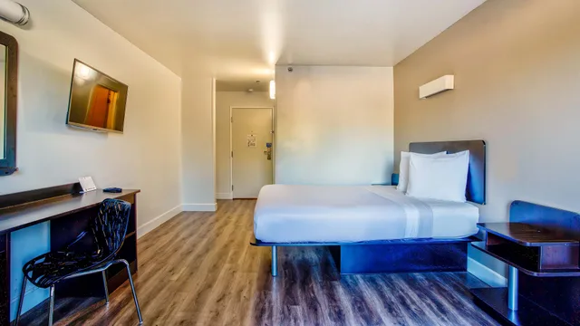 غرفة بسرير كينج لذوي الإعاقة، Motel6 Hesperia, CA - West Main Street - I-15 2/5
