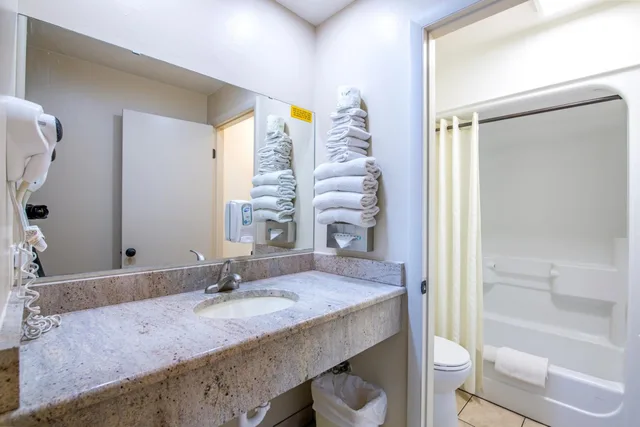 غرفة بسريرين كوين بمطبخ، Glenwood Springs Cedar Lodge 7/7