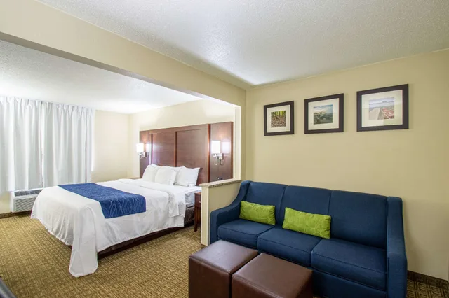 جناح بسرير كينج مع أريكة، Quality Inn & Suites Green Bay - Ashwaubenon 1/7