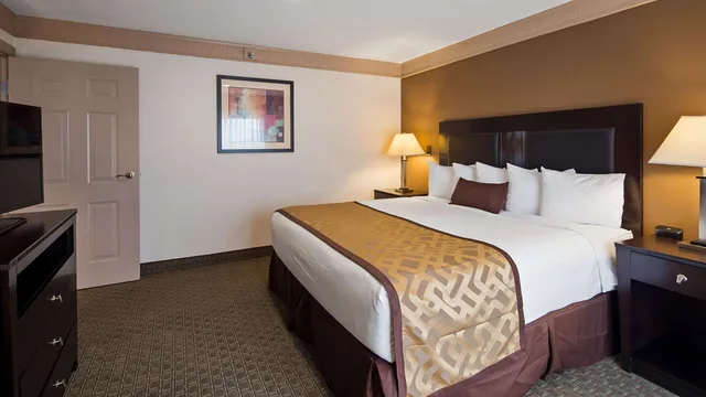جناح بسرير كينج بمنطقة جلوس، Best Western Plus Concordville Hotel 1/3