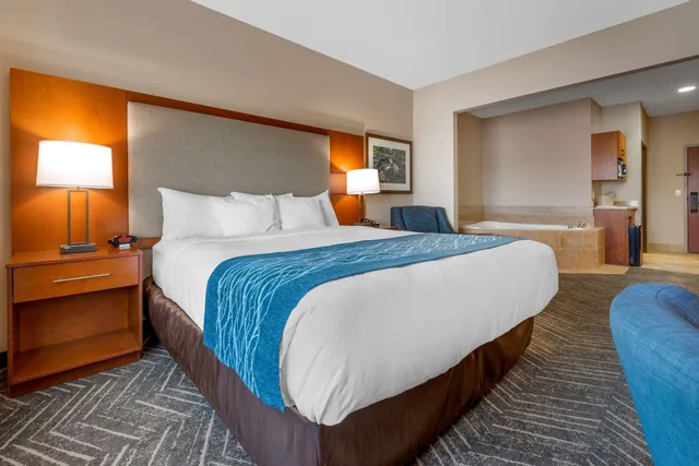 جناح بسرير كينج بحوض جاكوزي، Comfort Inn and Suites Mountain Iron And Virginia 3/6