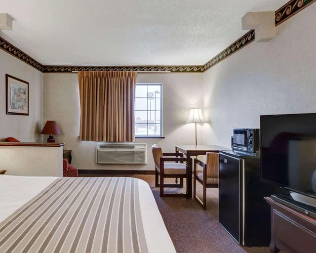 جناح بسرير كينج، Econo Lodge Inn & Suites El Paso West 3/3