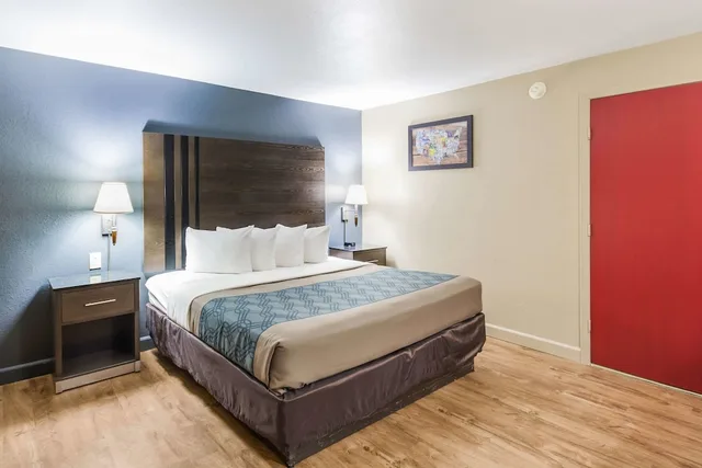 غرفة بسرير كينج لذوي الإعاقة، Econo Lodge Inn and Suites I-35 at Shawnee Mission 2/5