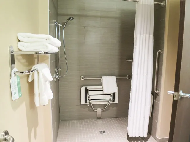 جناح بسرير كينج مع أريكة لذوي الإعاقة، Comfort Suites Regina 5/5