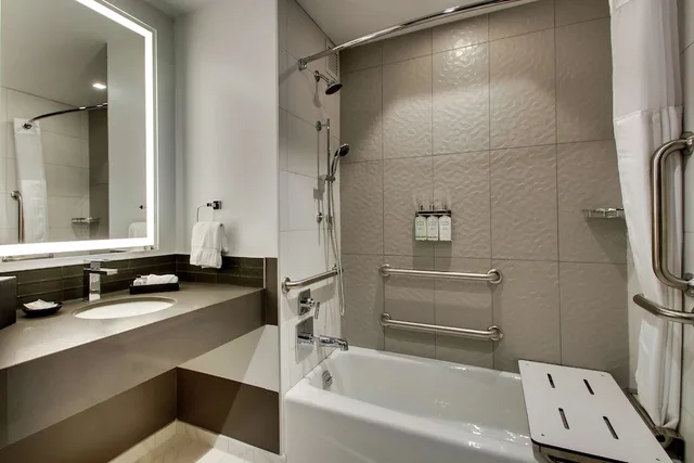 Room, King Bed, Peloton, Corner، The Rose Hotel Chicago O Hare Tapestry Collection By Hilton 4/4