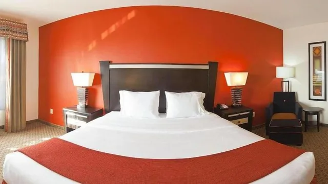 جناح بسرير كينج مع أريكة، Holiday Inn Express Hotel And Suites Odessa 1/9