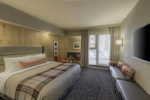 Junior, Studio, King Bed, Balcony, Peaks Hotel & Suites 3/10