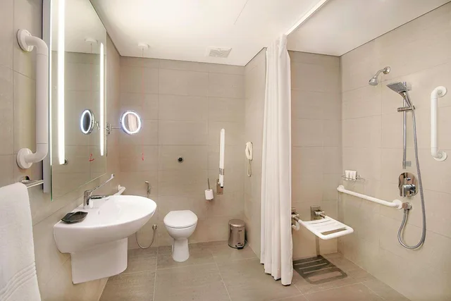 Guest Room, Deluxe, King Bed, City View, Le Meridien Abu Dhabi 8/10