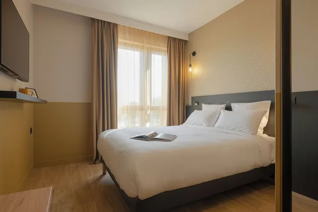 جناح متصل بسرير مزدوج وسريرين منفصلين، All Suites Hotel Paris Pleyel L’Ile Saint Denis 2/10