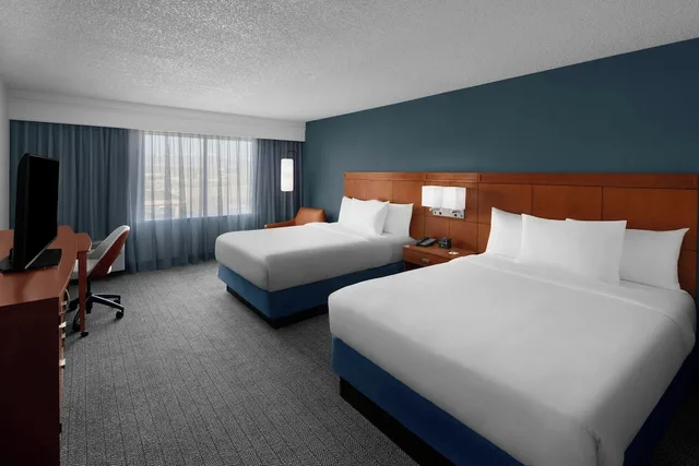 غرفة بسريرين كوين مع أريكة لذوي الإعاقة، Courtyard by Marriott Salt Lake City Sandy 1/5