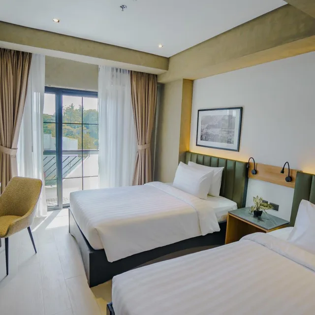 غرفة بسريرين منفصلين بشرفة في طابق مرتفع، Venus Parkview Hotel 1/5