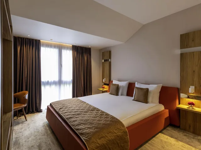 جناح سوبيريور بسرير كينج بشرفة، Movenpick Resort and Spa Fruske Terme 2/3