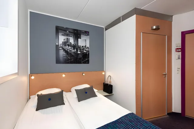 Commodore, Single, 2 Double Beds، CABINN Metro 1/2