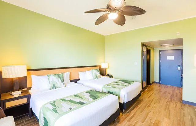 غرفة ديلوكس بسرير كينج بإطلالة على البحر في الطابق الأرضي، Coral Ocean Resort 2/3