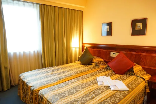 Hollywood, Twin Beds، Dukes Nakasu 1/3