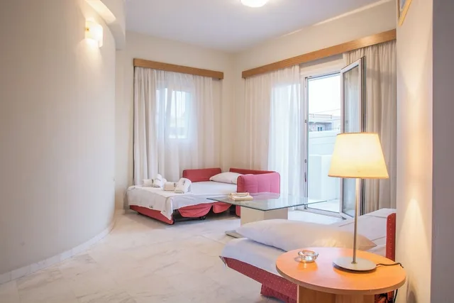 غرفة عائلية بسرير مزدوج بإطلالة جزئية على البحر مع أريكة، Sea Breeze 2/3